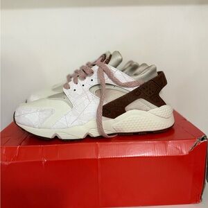 Nike Air Huarache Low SE trainers - white and pink #trainers